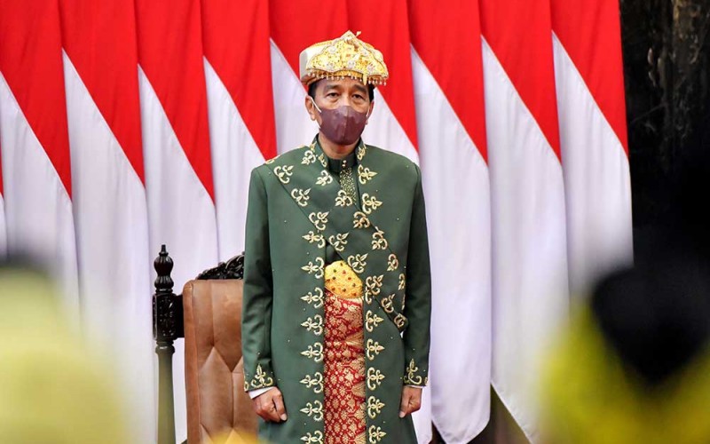 Presiden Joko Widodo mengenakan pakaian adat Paksian dari Bangka Belitung menyanyikan Lagu Kebangsaan Indonesia Raya saat menghadriri Sidang Tahunan MPR dan Sidang Bersama DPR - DPD Tahun 2022,  di Gedung Nusantara, Kompleks Parlemen, Senayan, Jakarta, Selasa (16/8/2022). ANTARA FOTO/HO-Setpres-Agus Suparto