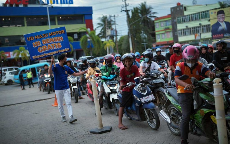 Sejumlah pengendara sepeda motor mengantre untuk mendapatkan BBM gratis jenis Pertalite di SPBU Rabam, Kendari, Sulawesi Tenggara, Selasa (16/8/2022). Untuk memeriahkan HUT ke-77 Kemerdekaan RI pihak SPBU Anugrah Djam Energi Kendari bekerjasama dealer sepeda motor Yamaha memberikan BBM Gratis bagi pemilik kendaraan sepeda motor. ANTARA FOTO/Jojon
