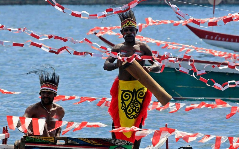 Sejumlah nelayan mengikuti lomba perahu hias di Teluk Humbolt, Kota Jayapura, Papua, Selasa (16/8/2022). Lomba yang diikuti 68 perahu nelayan tersebut digelar untuk memeriahkan peringatan Hari Ulang Tahun (HUT) ke-77 Republik Indonesia. ANTARA FOTO/Gusti Tanati