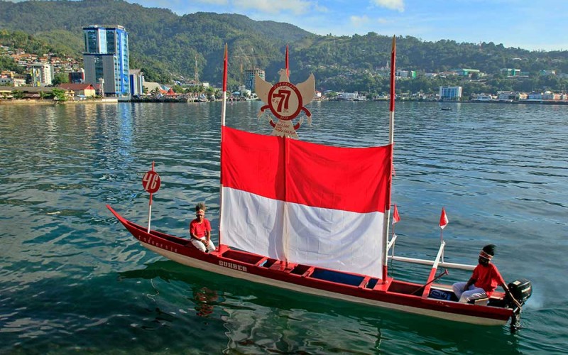 Sejumlah nelayan mengikuti lomba perahu hias di Teluk Humbolt, Kota Jayapura, Papua, Selasa (16/8/2022). Lomba yang diikuti 68 perahu nelayan tersebut digelar untuk memeriahkan peringatan Hari Ulang Tahun (HUT) ke-77 Republik Indonesia. ANTARA FOTO/Gusti Tanati