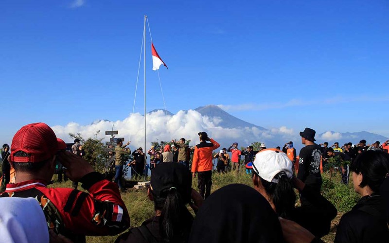 Pendaki mengikuti upacara bendera untuk memperingati HUT ke-77 Proklamasi Kemerdekaan RI di Gunung Bekel, Mojokerto, Jawa Timur, Rabu (17/8/2022). Upacara bendera yang diikuti sedikitnya 500 pendaki tersebut diselenggarakan untuk memperingati HUT ke-77 Republik Indonesia. ANTARA FOTO/Hildaniar Novitasari