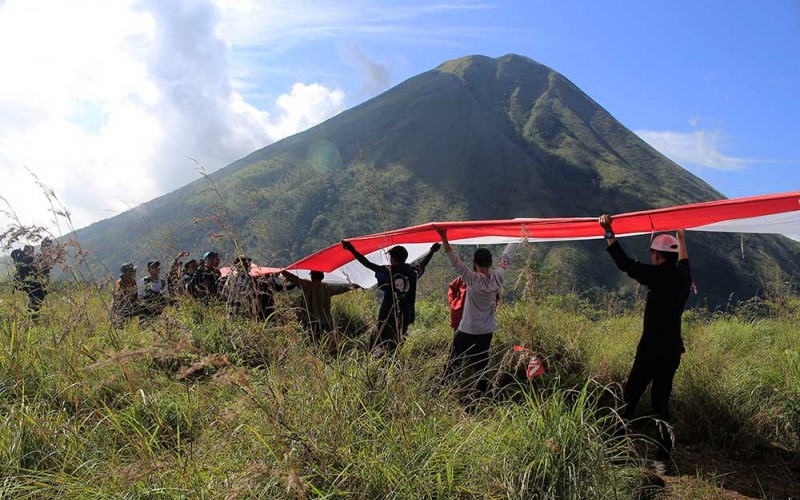Pendaki melakukan kirab bendera Merah Putih sepanjang 100 meter di Gunung Bekel, Mojokerto, Jawa Timur, Rabu (17/8/2022). Kegiatan yang diikuti sedikitnya 500 pendaki tersebut diselenggarakan untuk memperingati HUT ke-77 Republik Indonesia. ANTARA FOTO/Hildaniar Novitasari
