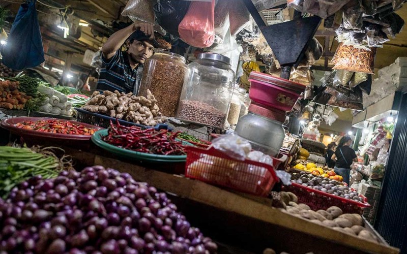 Pedagang memeriksa barang dagangannya di Pasar Tomang Barat, Jakarta, Kamis (18/8/2022). Pemerintah menargetkan pertumbuhan ekonomi Indonesia pada tahun 2023 sebesar 5,3 persen. ANTARA FOTO/Aprillio Akbar