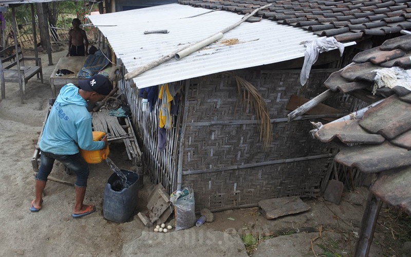 Seorang warga menuang air bersih ke jeriken di Desa Jatisari, Arjasa, Situbondo, Jawa Timur, Jumat (19/8/2022). Warga Desa Jatisari setiap tahunnya selalu menemui kesulitan mengakses air bersih untuk kebutuhan minum dan terpaksa mengambil air dengan jarak terdekat sekitar dua kilometer perjalanan. ANTARA FOTO/Seno