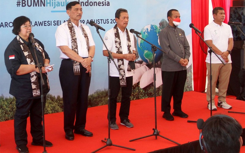 Menteri Koordinator Bidang Kemaritiman dan Investasi (Menko Marves) Luhut Binsar Pandjaitan (kedua kiri), Menteri Lingkungan Hidup dan Kehutanan (LHK) Siti Nurbaya Bakar (kiri), Menteri Kelautan dan Perikanan Sakti Wahyu Trenggono (tengah), Direktur Utama Pelindo Arif Suhartono (kanan) dan Gubernur Sulawesi Selatan Andi Sudirman Sulaiman memberikan keterangan saat sesi tanya jawab dengan wartawan pada acara kick off penanaman bibit pohon manrove di Kabupaten Maros, Sulawesi Selatan, Jumat (19/8). Pelindo telah menandatangani Perjanjian Kerja Sama dengan Kementerian Koordinator Maritim dan Investasi, Kementerian Lingkungan Hidup dan Kehutanan, serta Kementerian Kelautan dan Perikanan untuk penanaman mangrove yang tersebar beberapa wilayah di tanah air. Pada tahun ini Pelindo berkomitmen menanam mangrove seluas 145 hektar. Bisnis/Paulus Tandi Bone