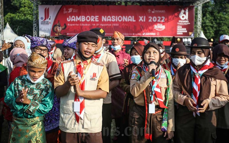Peserta Jambore Nasional Gerakan Pramuka disabilitas bernyanyi untuk menyambut Presiden Joko Widodo di Buperta, Cibubur, Jakarta, Jumat (19/8/2022). Presiden melakukan kunjungan kerja ke Jambore Nasional Gerakan Pramuka dalam rangka Hari Pramuka yang diselenggarakan hingga 21 Agustus 2022 dengan tema Ceria, Berdedikasi dan Berprestasi. ANTARA FOTO/Asprilla Dwi Adha