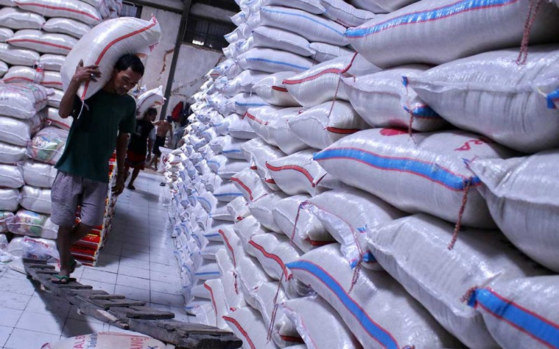 Pekerja memanggul karung berisi beras di Pasar Induk Cipinang, Jakarta, Rabu (21/9/2022). Pemerintah optimis neraca produktivitas pangan terjaga sampai Desember 2022 menyusul sejumlah komoditas mengalami surplus seperti beras yang surplus mencapai 7,5 juta ton. ANTARA FOTO/Henry Purba