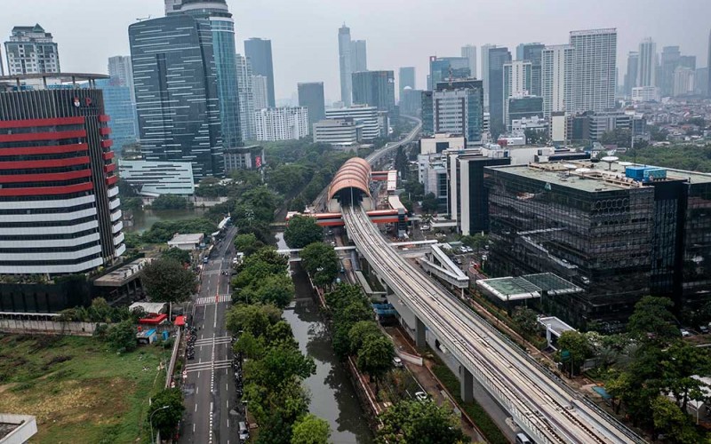 Foto udara suasana pembangunan proyek LRT (Light Rail Transit) JABODEBEK di kawasan Kuningan, Jakarta, Kamis (22/9/2022). Perkembangan pembangunan LRT JABODEBEK rute Bekasi Timur-Cawang, Cibubur-Cawang, dan Cawang-Dukuh Atas sepanjang 44 km hingga saat ini pekerjaan fisiknya mencapai 96 persen dan ditargetkan beroperasi pada pertengahan tahun 2023, sebelumnya Menteri Koordinator Bidang Kemaritiman dan Investasi Luhut Binsar Pandjaitan menargetkan LRT akan soft launching pada 17 Agustus 2022. ANTARA FOTO/Galih Pradipta