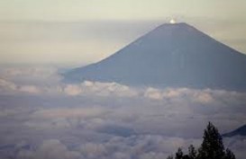Gunung Slamet Berstatus Waspada, 21 Pendaki Selamat