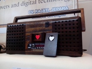 INACRAFT 2014: Ini 4 Model Radio Digital dari Kayu Pertama di Indonesia
