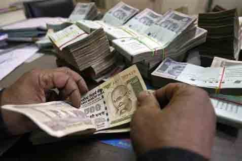   Rupee naik ke level tertinggi dalam satu bulan karena pelemahan dolar AS.  -  Reuters