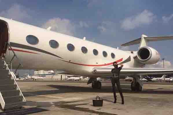  Victoria Beckham dengan latar belakang jet pribadinya/Instagram - created YUS
