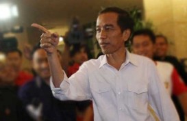 Jokowi Bagi-Bagi Kaos di Jalur Pantura