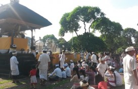 HARI RAYA GALUNGAN: Umat Hindu Penuhi Pura Agung Jagatnatha