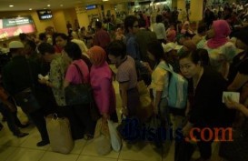 Penumpang di Bandara Sultan Syarif Kasim II Turun