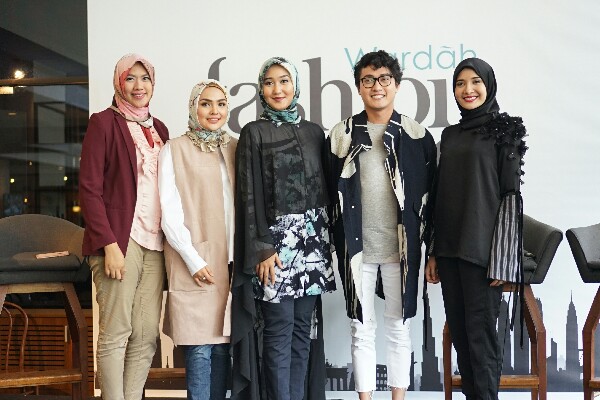 Emapt desainer Tanah Air tengah berpose dalam acara Wardah Fashion Journey, Kamis (23/3 - 2017).