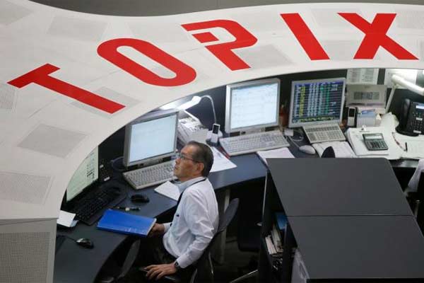 Seorang karyawan di Tokyo Stock Exchange (TSE).  - Reuters 
