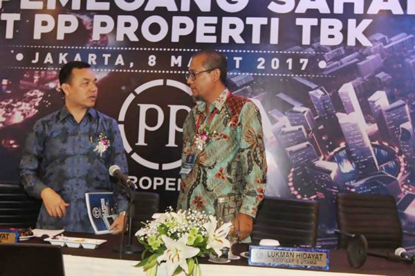 Direktur Utama PT PP Properti Tbk Taufik Hidayat (kiri) berbincang dengan Preskom Lukman Hidayat, seusai rapat umum pemegang saham tahunan perseroan, di Jakarta, Rabu (8/3). - JIBI/Endang Muchtar