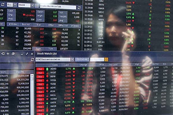 Investor mengamati indeks harga saham gabungan (IHSG) di salah satu kantor sekuritas, di Jakarta. - JIBI/Endang Muchtar