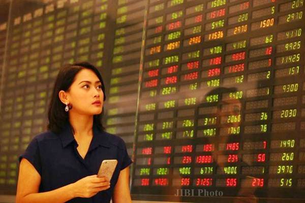 Nasabah mengamati pergerakan indeks harga saham gabungan di sebuah bank, di Jakarta, Senin (25/7). - JIBI/Dwi Prasetya