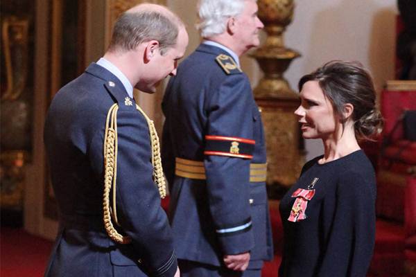 Victoria Beckham saat menerima OBE dari Pangeran William - ENews