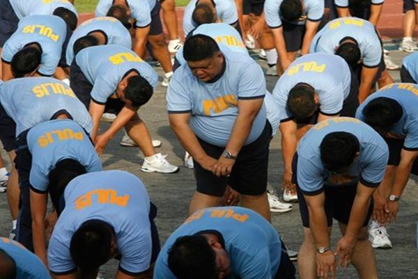 Polisi Filipina sedang peregangan sebelum mengikuti latihan Program Manajemen Pengurangan Berat Badan, di Kamp Crame, Kota Quezon Metro Manila, Filipina - Antara