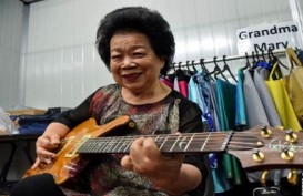 Heboh Gitaris Nenek-nenek dari Singapura, Mary Ho, Berusia 81 Tahun