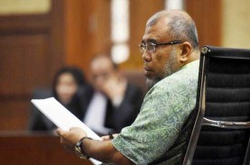 Mantan Hakim MK Patrialis Akbar Dituntut 12,5 Tahun…