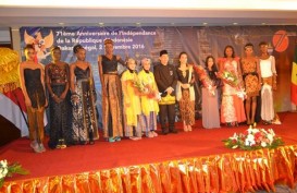 Finalis Miss Senegal 2017 Peragakan Busana Batik
