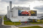 Peugeot Rakit Mesin di Pabrik Opel