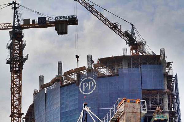 Pekerja menyelesaikan proyek pembangunan PP Properti di Jakarta, Sabtu (3/6). - JIBI/Abdullah Azzam