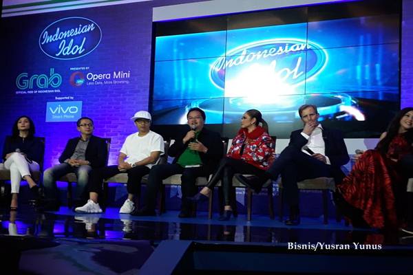Global Head of Marketing & Distribution, Opera Software AS, Jorgen Arnesen (kedua dari kanan) bersama para juri dan   pihak penyelenggara Indonesian Idol season 9, saat konferensi pers, Rabu (13/12 - 2017).
