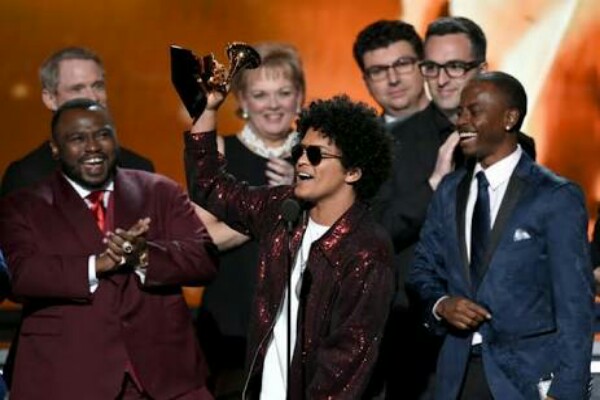 Bruno Mars saat terima penghargaan di Grammy Awards 2018 - thestar