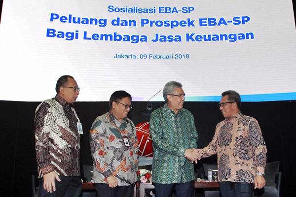 Direktur PT Sarana Multigriya Finansial (SMF) Heliantopo (dari kiri), Direktur Bank BTN Iman Nugroho Soeko, Kepala Eksekutif Pengawas Industri Keuangan Non-Bank OJK Riswinandi, dan Direktur BEI Samsul Hidayat, berbincang di sela-sela sosialisasi Efek Beragun Aset berbentuk Surat Partisipasi (EBA-SP) di Jakarta, Jumat (9/2). - JIBI/Dwi Prasetya