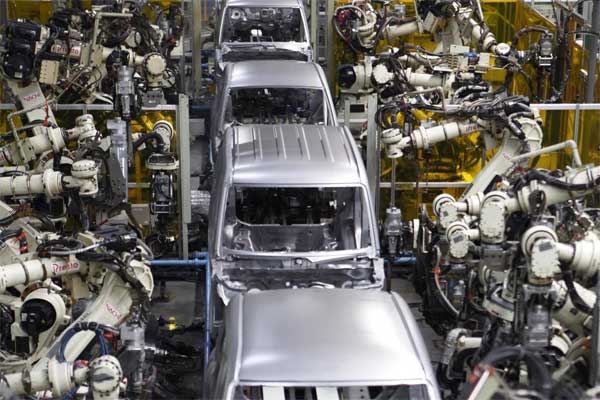 Robot pekerja tengah menyelesaikan proses produksi kendaraan bermotor.  - Reuters