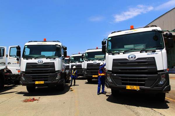 Petugas memeriksa truk di sela-sela serah terima armada terbaru PT United Tractors Tbk. kepada Puninar Group di Jakarta, Senin (28/8). - JIBI/Dwi Prasetya