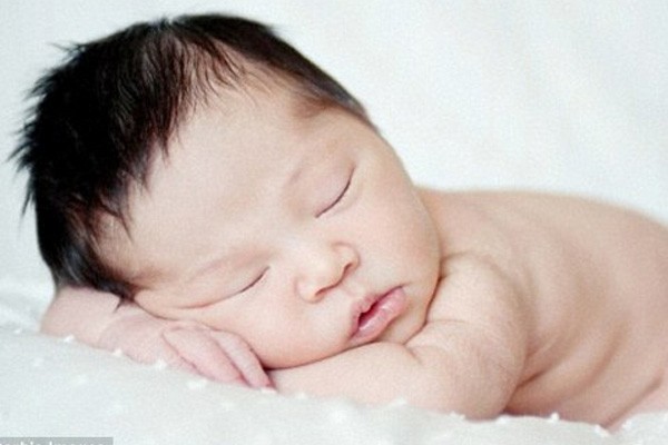 bayi tertidur - dailymail.co.uk