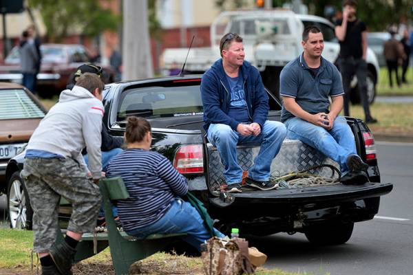 Mantan karyawan Holden duduk di belakang Holden Ute mereka di luar pabrik Holden di Elizabeth, Australia Selatan, Jumat (20/10/2017). - Mark Brake/AAP via Reuters