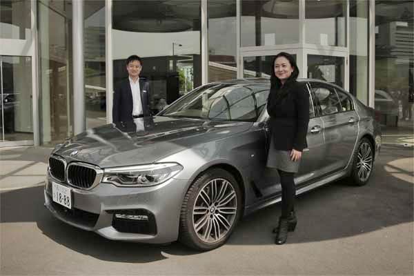 Vice President Corporate Communications BMW Group Indonesia Jodie O'tania (kanan) bersama Director Corporate Communications BMW Group Japan Seiji Tanaka memperkenalkan all-new BMW Seri 5 kepada media, di Odaiba, Jepang, Senin (22/5). - JIBI/Abraham Runga