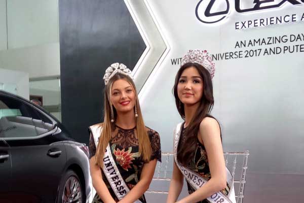 Miss Universe 2017 Demi-Leigh Nel-Peters yang didampingi Puteri Indonesia 2018 Sonia Fergina Citra di Lexus Gallery Menteng, Selasa (13/3 - 18). /ANTARA