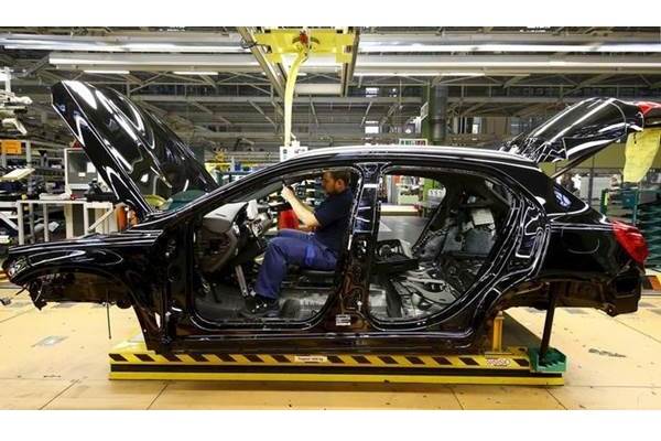 Karyawan Mercedes Benz sedang mengerjakan interior mobil di pabrik Mercedes-Benz di Rastatt, Jerman (22/12016). - REUTERS/Kai Pfaffenbach