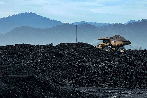 Aktivitas di area pertambangan batu bara PT Adaro Indonesia, di Kabupaten Tabalong, Kalimantan Selatan, Selasa (17/10). - JIBI/Nurul Hidayat