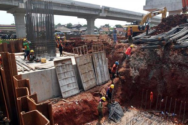 Pekerja menyelesaikan pembangunan jalan tol Bekasi-Cawang-Kampung-Melayu (Becakayu) yang dikerjakan oleh PT Waskita Karya Tbk. (Persero) di Jakarta, Senin (17/4). - JIBI/Abdullah Azzam