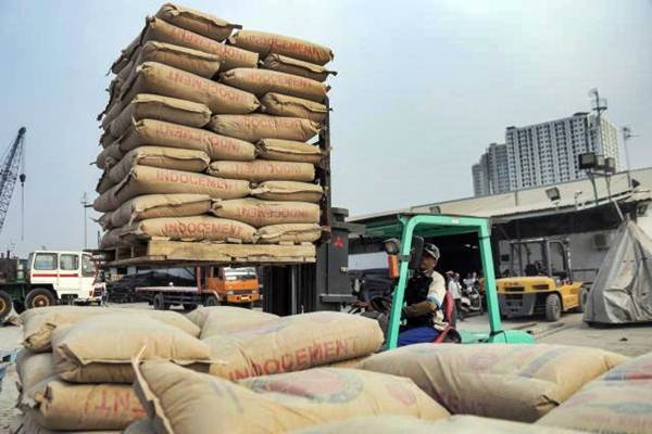 Pekerja melakukan aktivitas bongkar muat semen di Pelabuhan Sunda Kelapa, Jakarta, Senin (4/9). - JIBI/Felix Jody Kinarwan