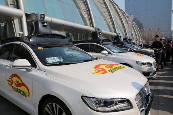Kendaraan swakemudi milik Baidu berjajar sebelum diuji coba di jalan raya Beijing, China, Kamis (22/3). - Reuters