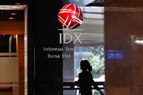 Siluet karyawan melintas di dekat logo IDX Indonesia Stock Exchange, di gedung Bursa Efek Indonesia Jakarta, Rabu (13/9). - JIBI/Dwi Prasetya
