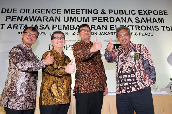 Direktur Utama PT Artajasa Pembayaran Elektronik Tbk. Bayu Hanantasena (kedua kanan) mengacungkan jempol bersama Direktur Anthoni Morris (kiri), Direktur Teddy Sis Herdianto (kedua kiri), dan Direktur Nawawi seusai paparan publik dalam rangka IPO di Jakarta pada Kamis (1/3/2018). Rencana IPO akhirnya dibatalkan. - JIBI/Dedi Gunawan