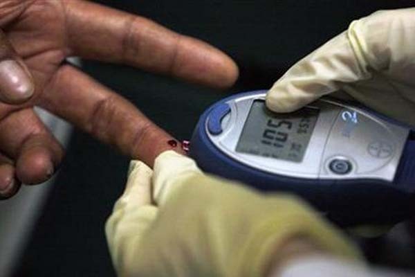 Ilustrasi pengecekan kadar gula darah terhadap penderita diabetes melitus - Reuters