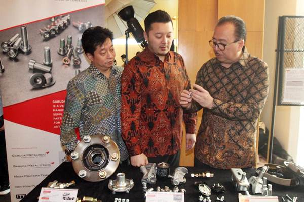 Direktur Utama PT Garuda Metalindo Tbk Ervin Wijaya (dari kanan) bersama Direktur Anthony Wijaya, dan Direktur Rudy Wijaya, mengamati produk suku cadang otomotif, di Jakarta (9/11). - JIBI/Endang Muchtar