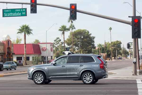 Mobil Volvo swakemudi yang dibeli oleh Uber bergerak di persimpangan jalan di Scottsdale, AS.  - Reuters